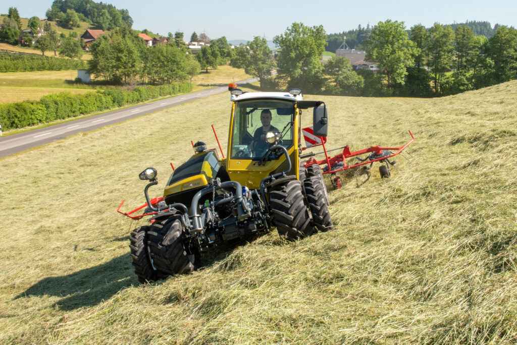 Der SKH60 im Einsatz am Hang, die Schwenkkabine arbeitet optimal, wie Sie es soll um den Kompfort in der Kabine unfassbar hoch zu halten.