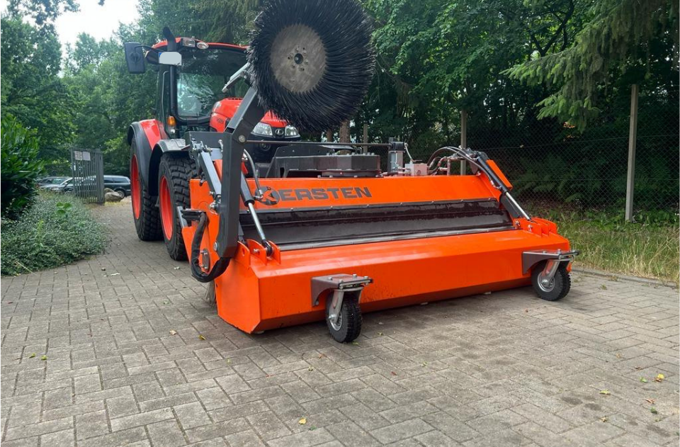 Kerten Kehrmaschine als Traktoranbau im Einsatz
