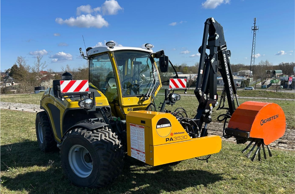 Auslegearm mit Wildkrautentferner als Traktoranbau