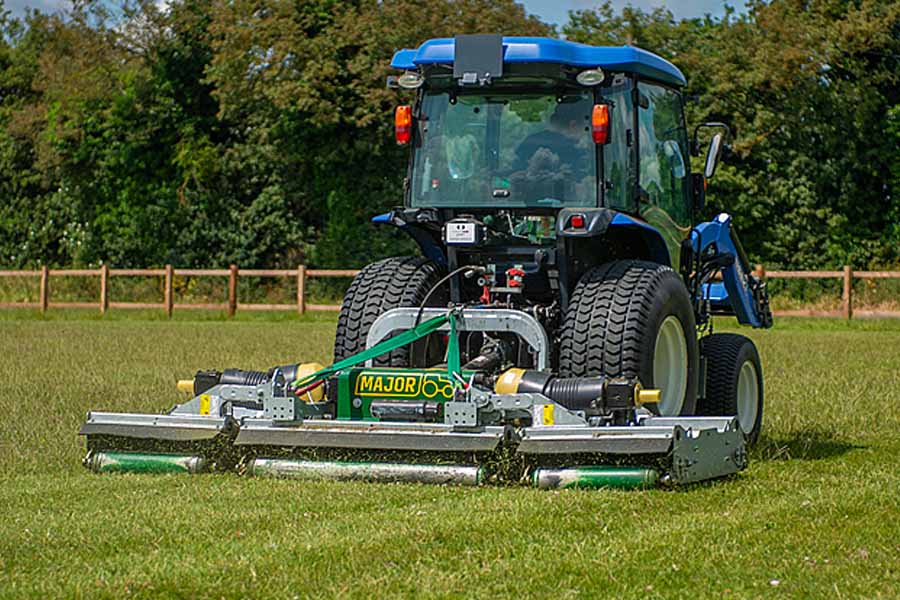 Major Mähwerk als Heckanbei am Arbeiten auf einem Sportplatz