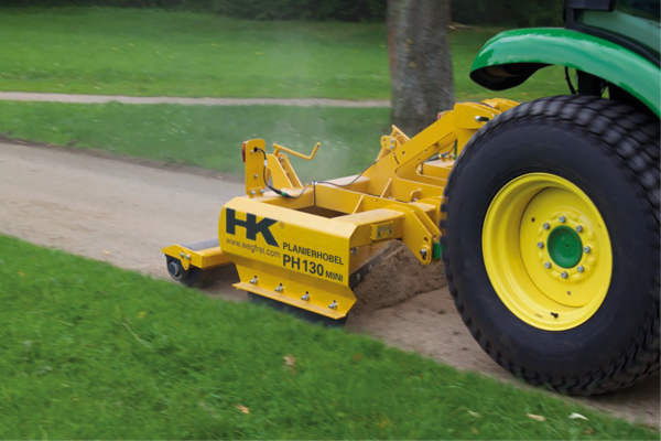 HK Wegehobel als HK mini 130 im Einsatz an der Wegepflege