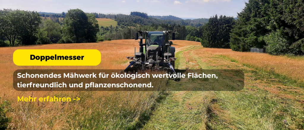 Kema Doppelmesser-Mähwerk mäht Wildblumenwiese