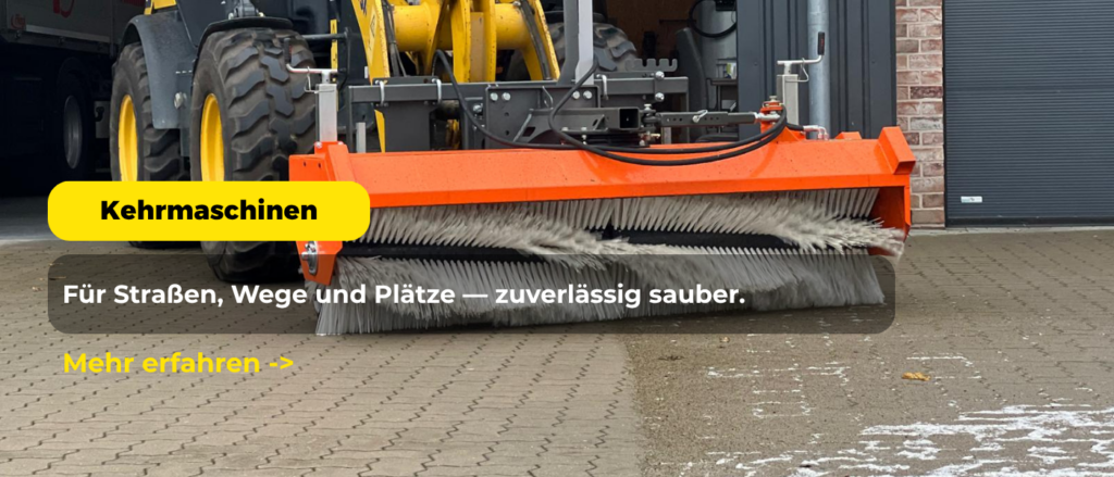 Kersten Kehrmaschine reinigt Pflasterweg