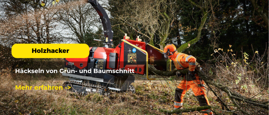 Mobiler Holzhacker häckselt Astwerk im Wald