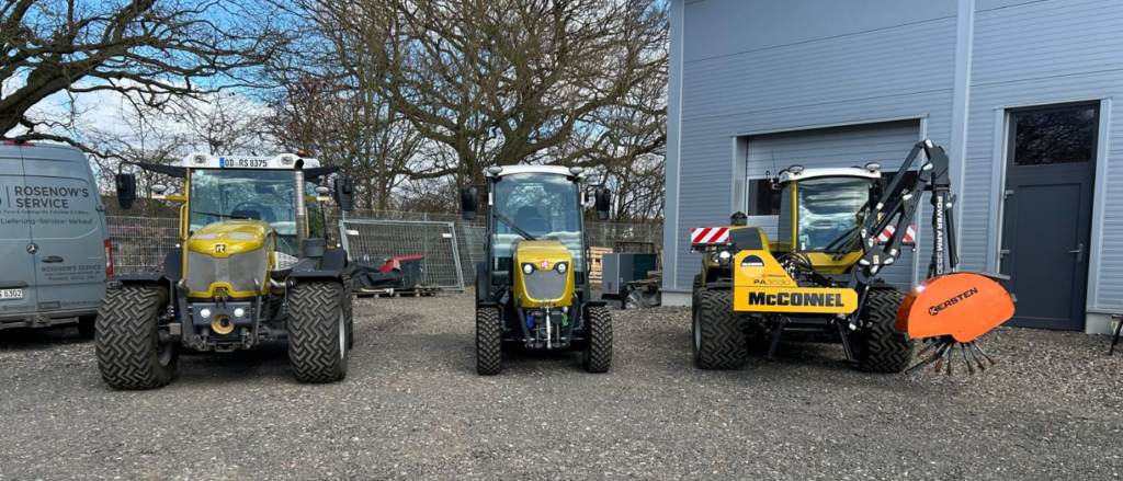 Rigitrac Hangschlepper SKH60, SKH75 und SKE40 alle aufgereit auf dem Hof von Rosenow's Service