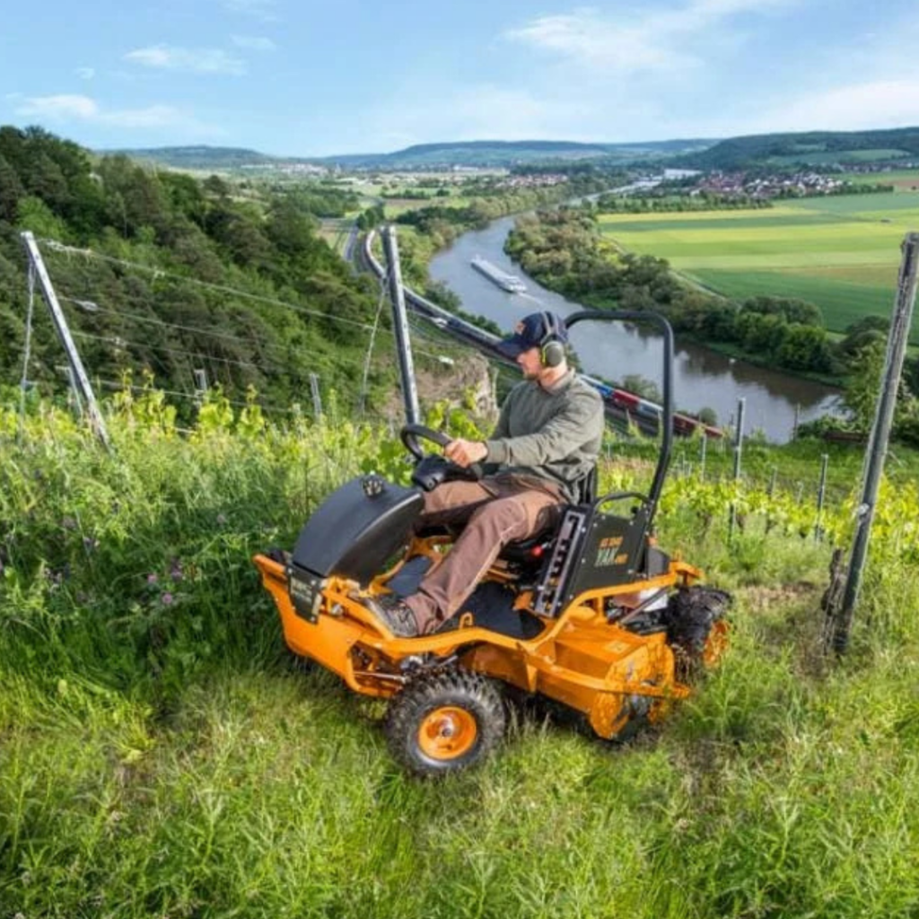 Der AS Motor Yak Schlegelmulcher als Aufsitzmäher im Einsatz im Hochgras.