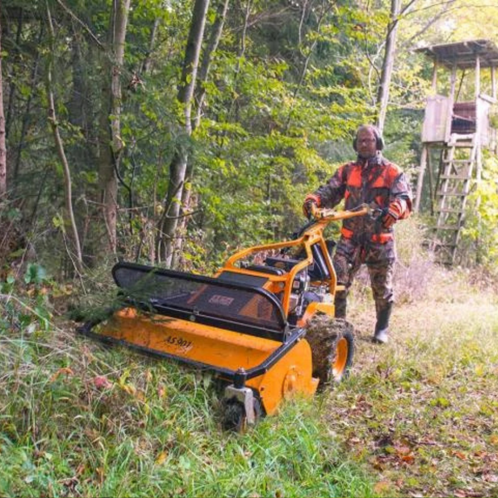 Der AS Schlegelmulcher 901 Sm im Einsatz im Wald.
