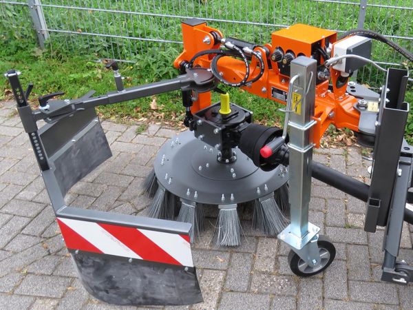 Kersten Wildkrautbürste als Schlepperanbau