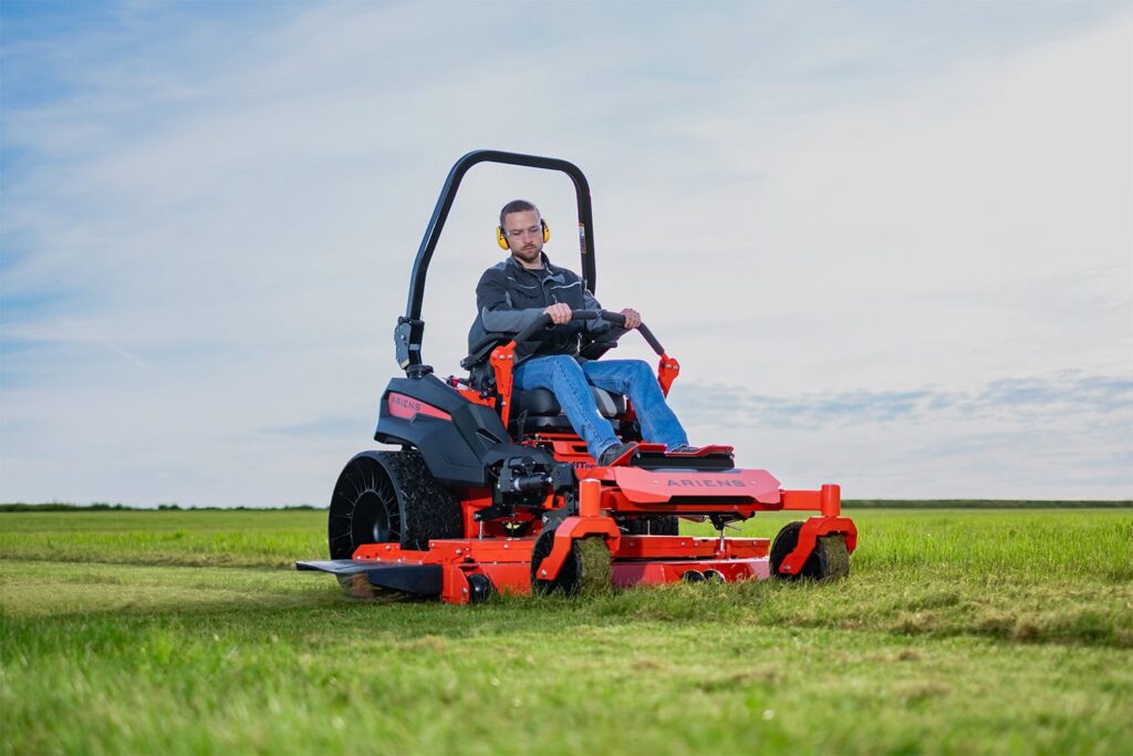 Ariens Großflächen ZeroTurn Mäher im Einsatz auf der Wiese.