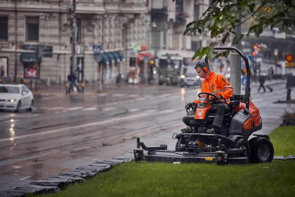 Husqvarna Profi Rider im Einsatz im Regan an einer Straße.