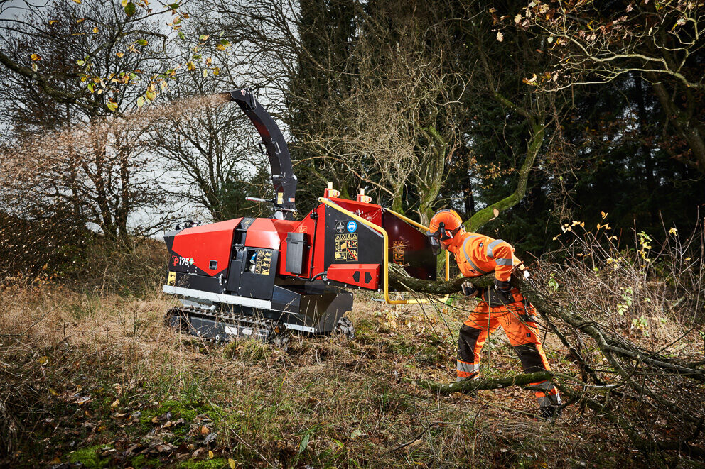 Raupenhäcksler im Wald im Einsatz