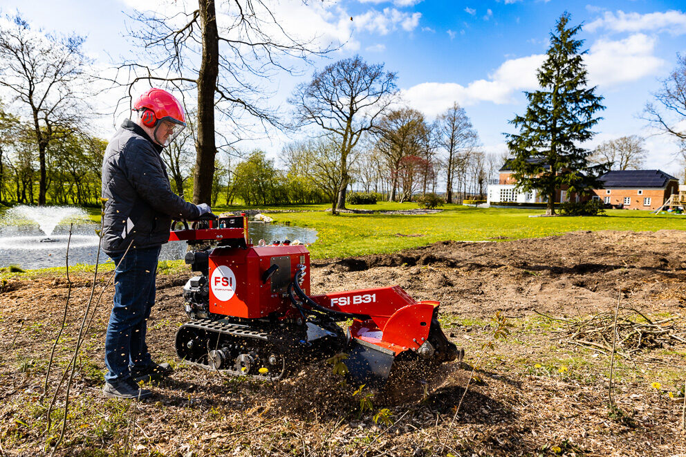 Stubbenfräse auf eigenem Fahrwerk unter Beobachtung im Einsatz